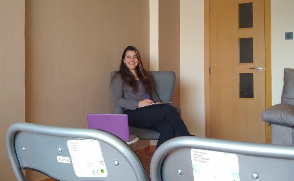 Laura Sevilla del Tejo preparándose para iniciar su taller de Desarrollo Personal.